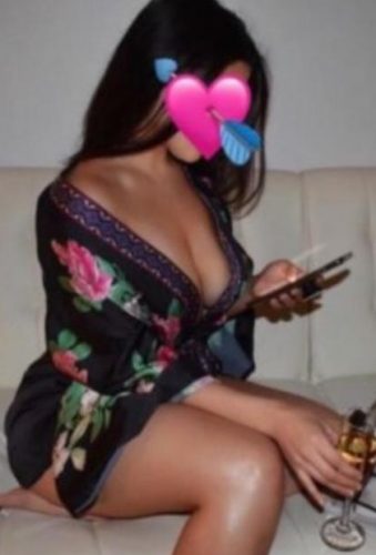 Gösterişli kendi yeri olan hatun Gonca